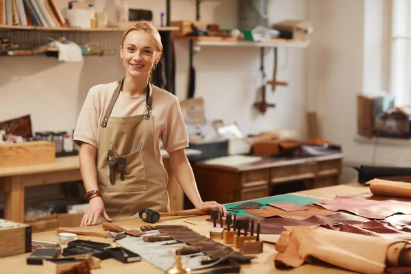 Heureux artisan féminin au travail — Photo