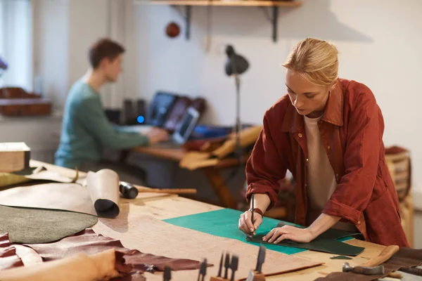 Journée de travail ordinaire dans l'atelier d'artisanat — Photo