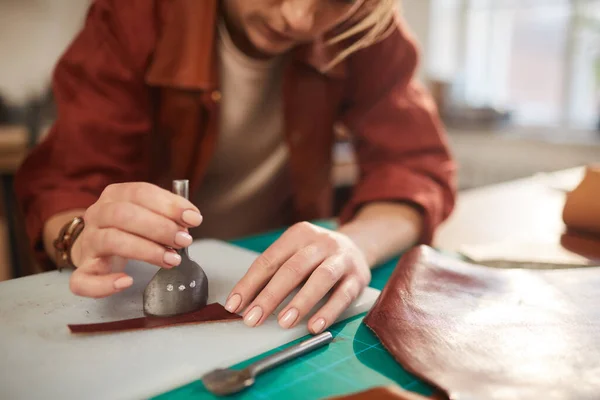 Using Leather Arc-Shaped Cutter — Φωτογραφία Αρχείου