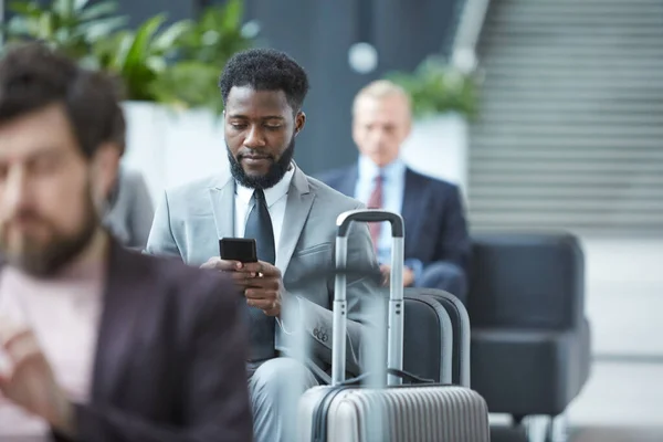 Businessman With Smartphone In Departure Lounge — ストック写真