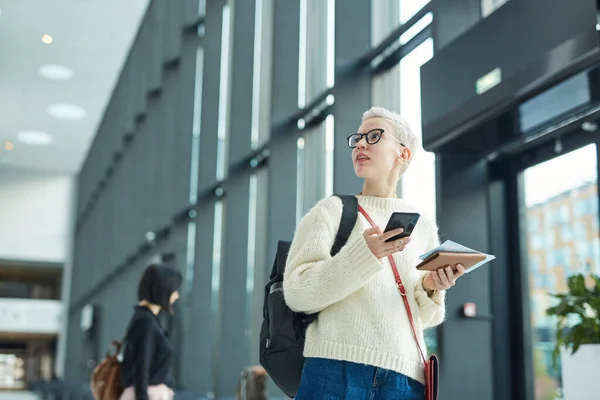 Stylish Young Woman In Airport — Stockfoto