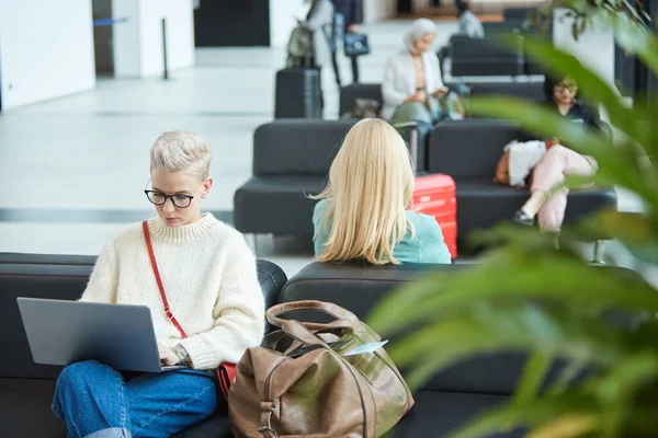 Jeune femme moderne à l'aéroport — Photo