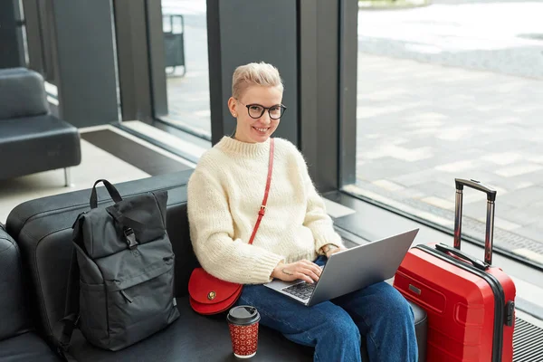 Cheerful Blond Girl Using Laptop — Zdjęcie stockowe