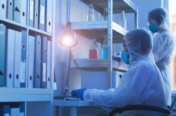 Cientistas irreconhecíveis que trabalham em laboratório — Fotografia de Stock