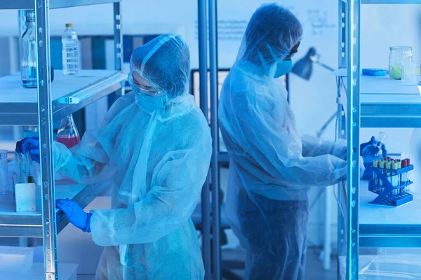Cientistas que trabalham com nova vacina — Fotografia de Stock