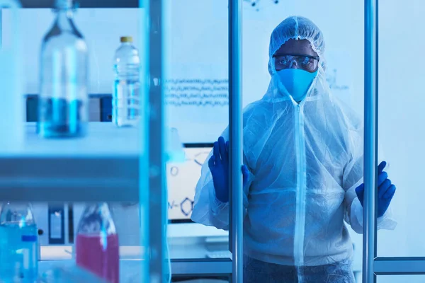 Cientista entrando na sala de laboratório — Fotografia de Stock