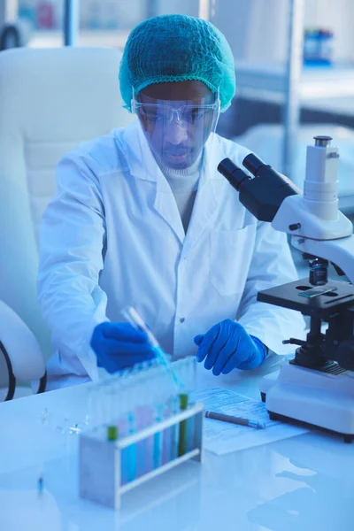 Científico médico trabajando en laboratorio — Foto de Stock