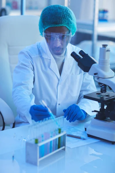 Científico médico trabajando en laboratorio —  Fotos de Stock