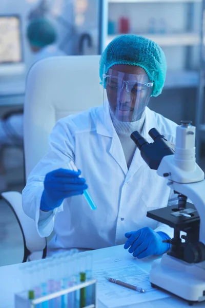 Scienziato maschio che fa test di laboratorio — Foto Stock