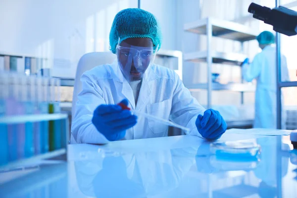 Farmacólogo profesional que trabaja en el laboratorio —  Fotos de Stock