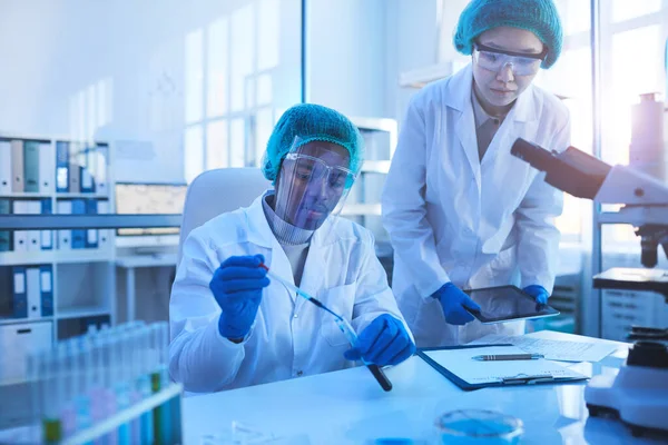 Dos jóvenes trabajadores de laboratorio — Foto de Stock