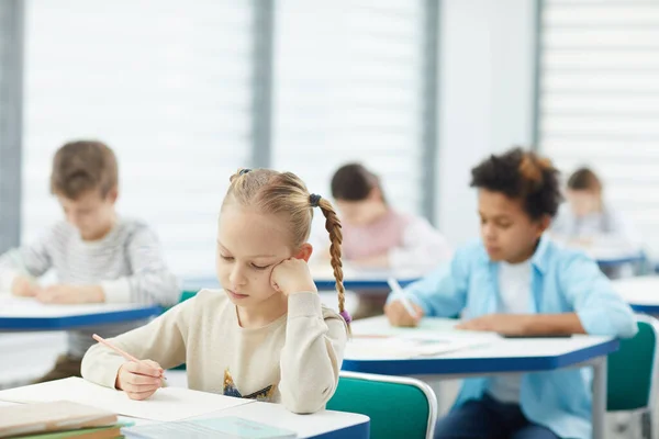 Entediado loira menina no classe — Fotografia de Stock