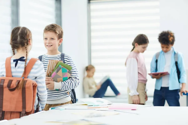 Studenti che escono durante la pausa — Foto Stock