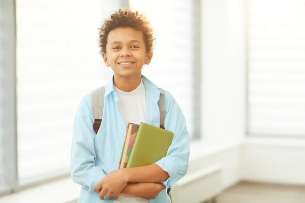 Estudante afro-americano alegre — Fotografia de Stock