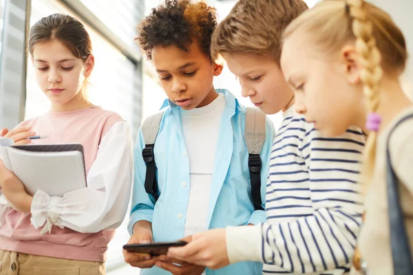 Crianças assistindo algo na Internet — Fotografia de Stock