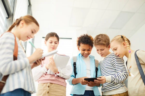 Compagni di classe che escono durante la pausa — Foto Stock