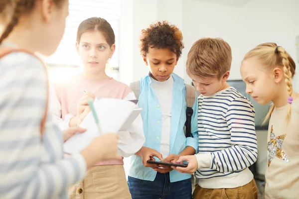 Modern Middle Schoolers Having Break — стокове фото