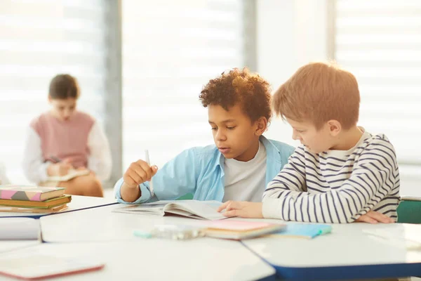 Meninos completando a tarefa de aula — Fotografia de Stock