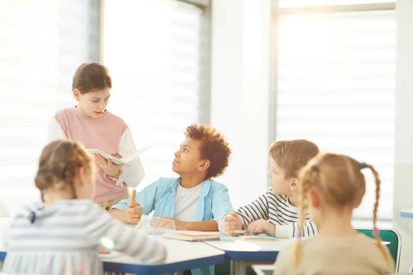 Studenten arbeiten in der Gruppe — Stockfoto