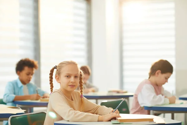 Bela estudante loira durante as aulas — Fotografia de Stock