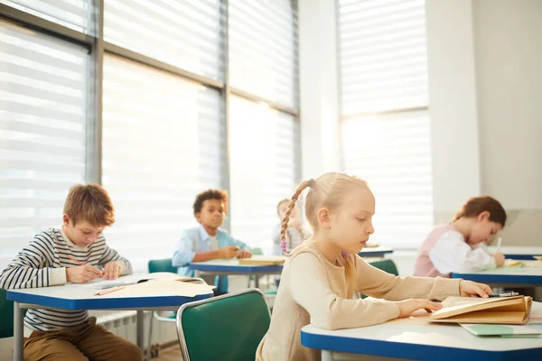 Escolas de Ensino Médio com Lição — Fotografia de Stock