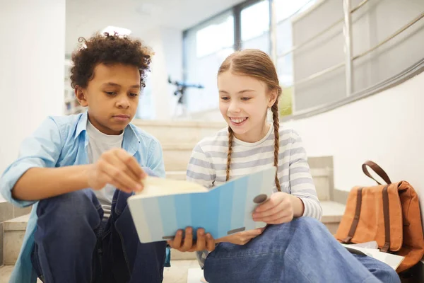 Menino e menina leitura livro — Fotografia de Stock