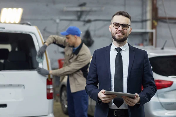 Businessman In Auto Service Center Portrait — Φωτογραφία Αρχείου