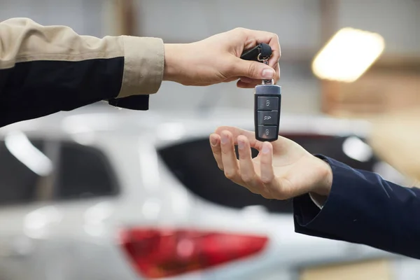 Giving Car Keys To Owner — Stockfoto