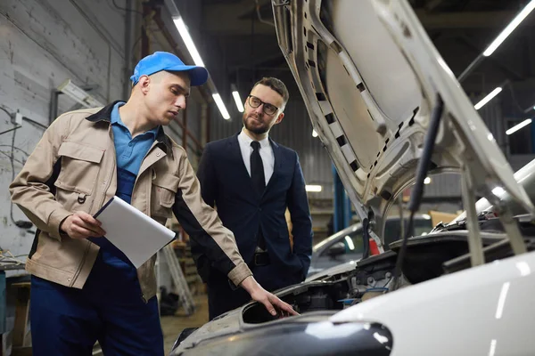 Auto Mechanic Explaining Something To Client — Stok fotoğraf