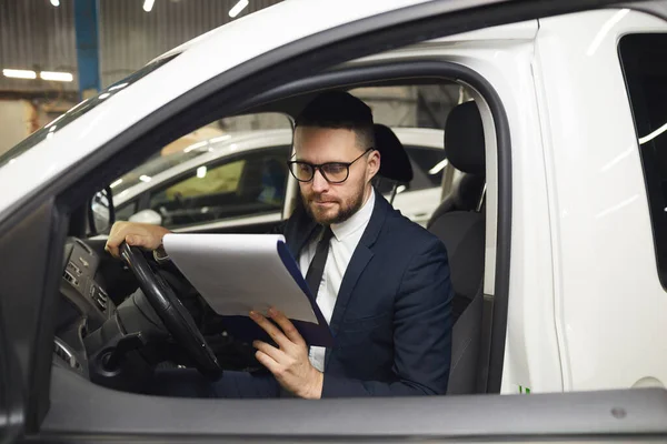 Homme sérieux dans la voiture — Photo