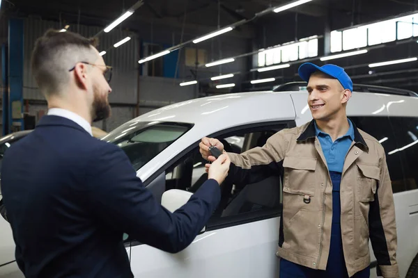 Man Giving Keys To Auto Service Worker — Stok fotoğraf