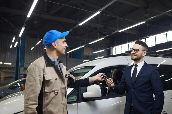 Client Giving Car Keys To Repairman — Stok fotoğraf