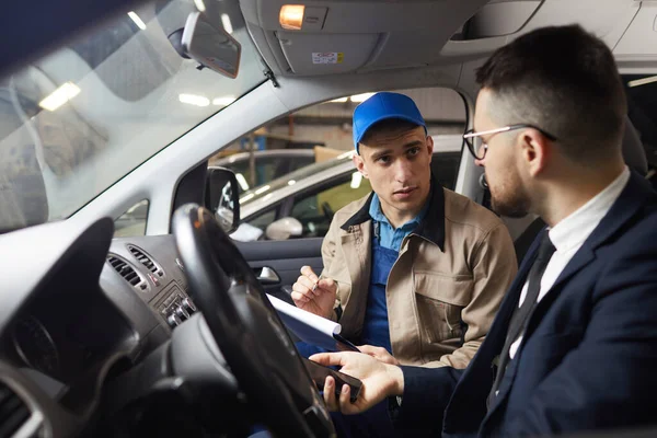 Mécanicien automobile parler avec le client — Photo