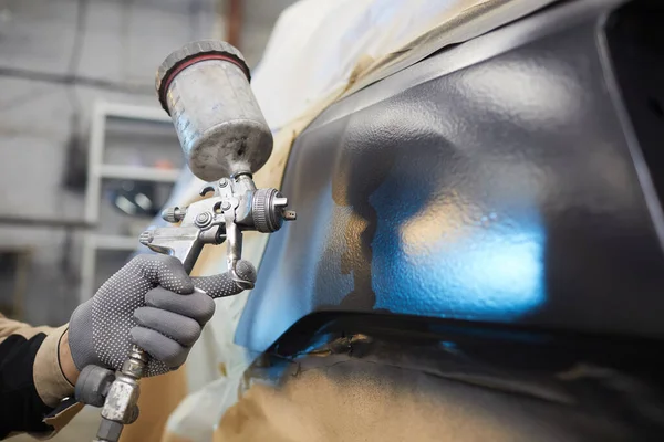 Homem irreconhecível pintando carro — Fotografia de Stock