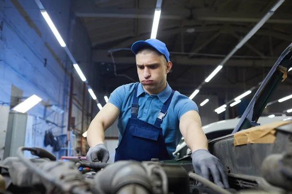 Homme réparer moteur de voiture — Photo