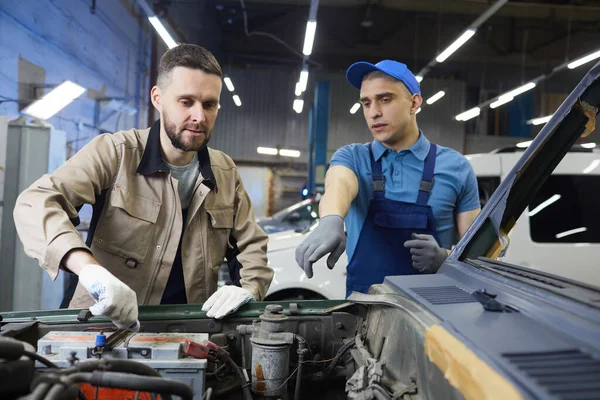 Två män reparera bilen — Stockfoto