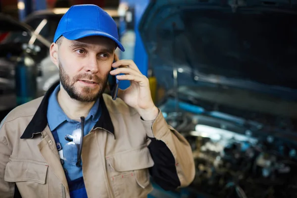 Auto Mechanic Talking On Phone — Stok fotoğraf