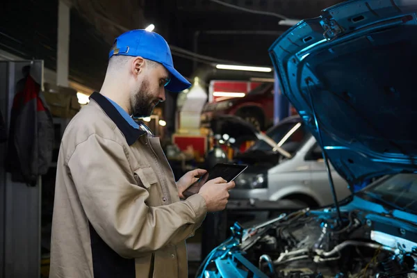 Automechanic Using Tablet PC — 스톡 사진