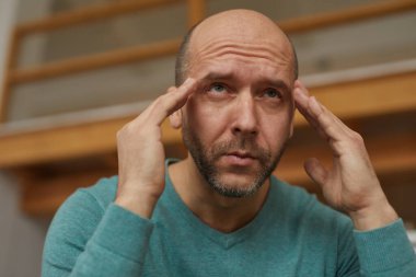 Adamın başı ağrıyor.