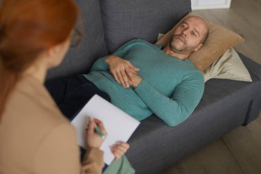 Psikiyatriste konuşan adam