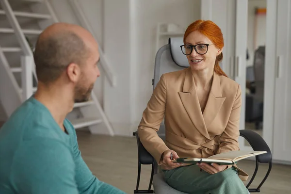 Businesswoman talking to businessman at office — Stockfoto