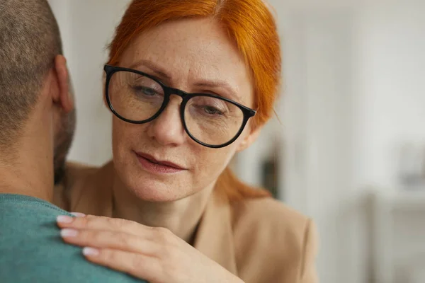 Mujer apoyando al hombre — Foto de Stock