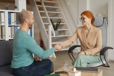 Toplantıda insanlar el sıkışıyor.