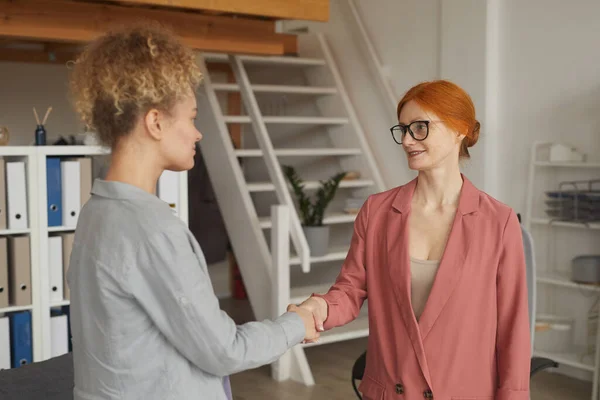 Women greeting each other — Stockfoto