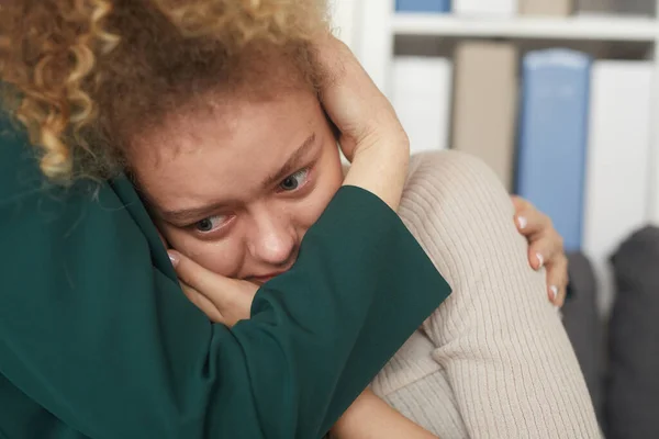 Sad woman embracing with her friend — 스톡 사진