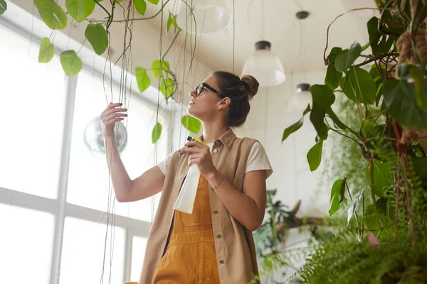 Vrouw die werkt met planten — Stockfoto