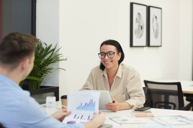 İnsanlar finansal grafikleri tartışıyor