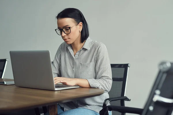 Businesswoman typing on laptop — Stock Photo, Image