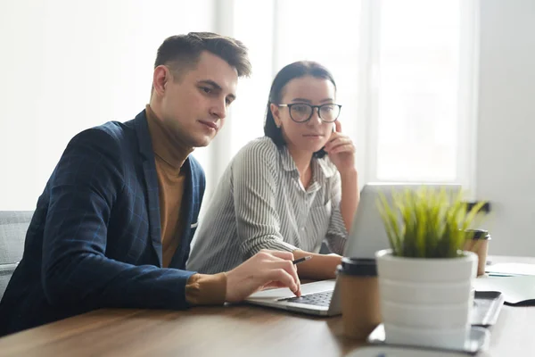 Zakelijke partners die op laptop werkt — Stockfoto