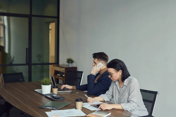 Uomini d'affari che lavorano in ufficio — Foto Stock